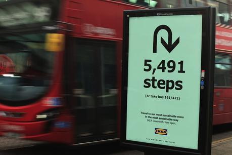 IKEA invita a los londinenses a ir a pie a su nueva tienda sostenible con mupis que indican los pasos de distancia