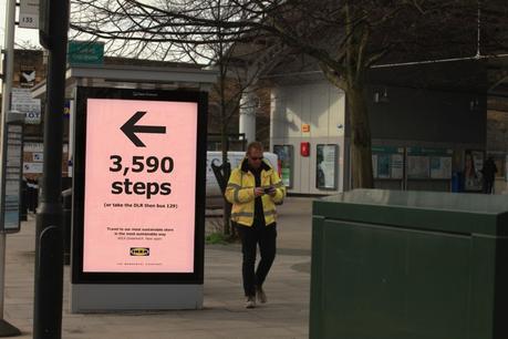 IKEA invita a los londinenses a ir a pie a su nueva tienda sostenible con mupis que indican los pasos de distancia