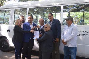 Gobierno dona cinco autobuses a estudiantes de varias comunidades de Santiago.