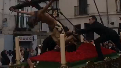 El Cristo de las Santas Gotas se cae extra, de bruces.