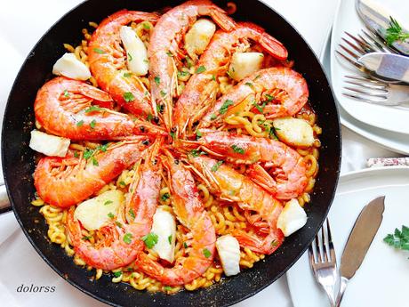 Cazuela de fideos curvos con gambas y merluza Cazuela de fideos curvos con gambas y merluza