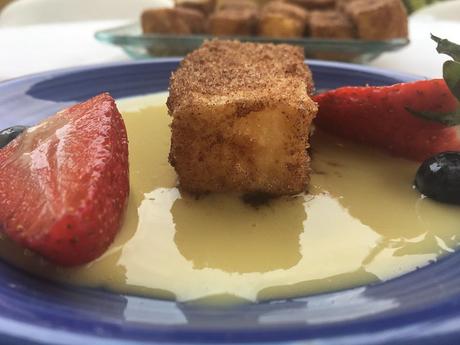 Leche frita sobre salsa inglesa