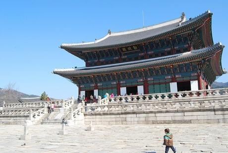 ▷ Cosas que ver en Seúl, tres días en la capital de Corea Teo-viendo-un-castillo-en-el-Palacio-Gyeongbokgung-de-Seúl ▷ Cosas que ver en Seúl, tres días en la capital de Corea