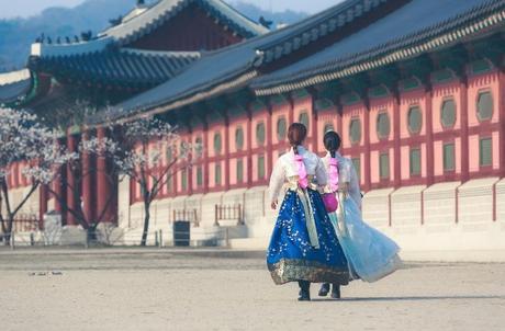 ▷ Cosas que ver en Seúl, tres días en la capital de Corea Fotos-de-Seúl-en-Corea-Palacio-Gyeongbokgung-coreanas-vestidos-tradicionales ▷ Cosas que ver en Seúl, tres días en la capital de Corea