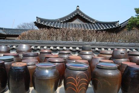 Edificio-y-jarrones-coreanos-en-la-aldea-Namsangol-de-Seúl ▷ Cosas que ver en Seúl, tres días en la capital de Corea