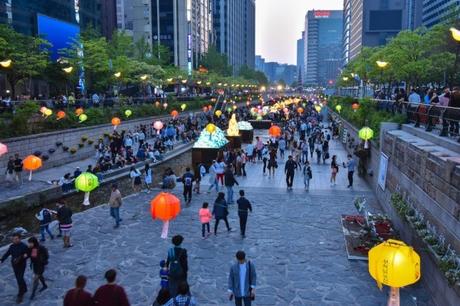▷ Cosas que ver en Seúl, tres días en la capital de Corea Fotos-de-Seul-en-Corea-del-Sur-arroyo-Cheonggyecheon-de-noche ▷ Cosas que ver en Seúl, tres días en la capital de Corea
