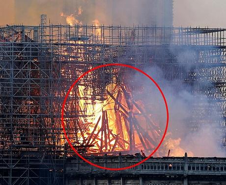 #Religiones: La imagen de #Jesús en medio de las llamas de Notre Dame #Paranormal (FOTOS)