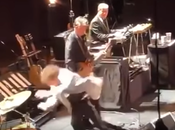 Dylan enfada, casi recrimina público haga fotos: "Tocamos posamos"