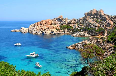 L argas y estrechas ensenadas, rocas de granito e islas como el Archipiélago de la Magdalena caracterizan las región de Gallura