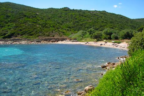 L argas y estrechas ensenadas, rocas de granito e islas como el Archipiélago de la Magdalena caracterizan las región de Gallura