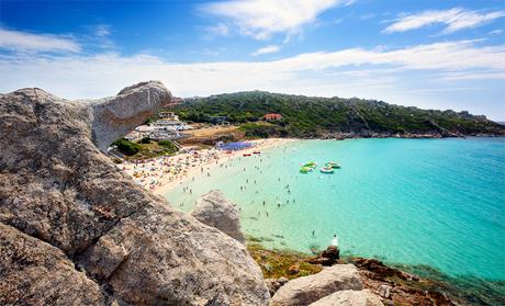 L argas y estrechas ensenadas, rocas de granito e islas como el Archipiélago de la Magdalena caracterizan las región de Gallura