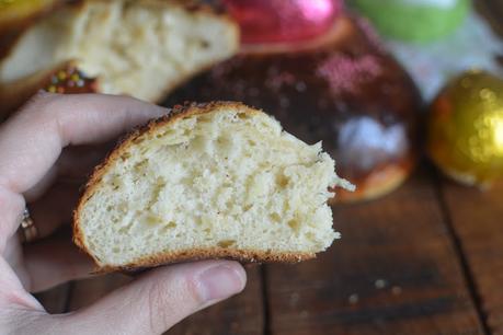 Mona de Pascua tradicional con huevos de chocolate Mona de Pascua tradicional con huevos de chocolate