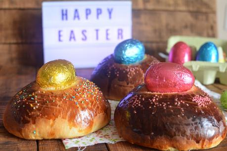 Mona de Pascua tradicional con huevos de chocolate Mona de Pascua tradicional con huevos de chocolate