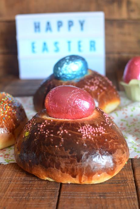 Mona de Pascua tradicional con huevos de chocolate Mona de Pascua tradicional con huevos de chocolate