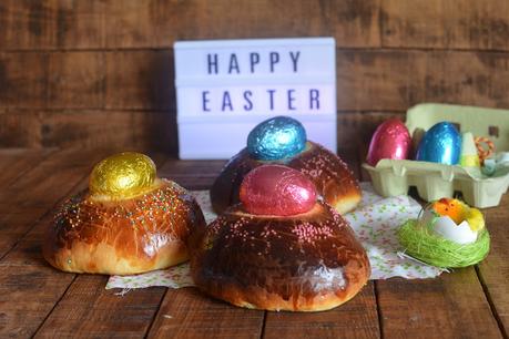 Mona de Pascua tradicional con huevos de chocolate Mona de Pascua tradicional con huevos de chocolate