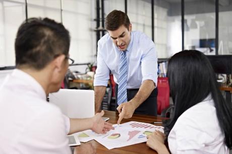 CÓMO TRABAJAR CON UN JEFE QUE TIENE UNA IDEA NUEVA CADA 5 MINUTOS