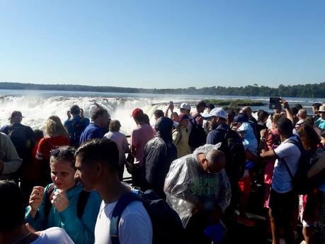 Por Semana Santa, las pasarelas del Parque Nacional Iguazú se llenaron de turistas.