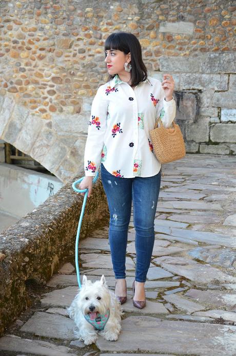 Camisa de lino con flores bordadas