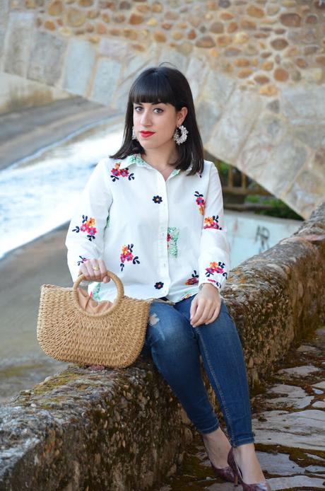 Camisa de lino con flores bordadas