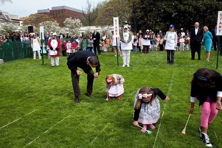 Barack_Obama_at_this_2009_White_House_Easter_Egg_Roll ▷ Comente 13 maneras en que la Pascua se celebra en todo el mundo con seis tradiciones fascinantes de Pascua en todo el mundo | Revista meridiana