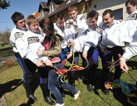 2014-03-07-Czech_Republic_Easter_t607 ▷ Comente 13 maneras en que la Pascua se celebra en todo el mundo con seis tradiciones fascinantes de Pascua en todo el mundo | Revista meridiana