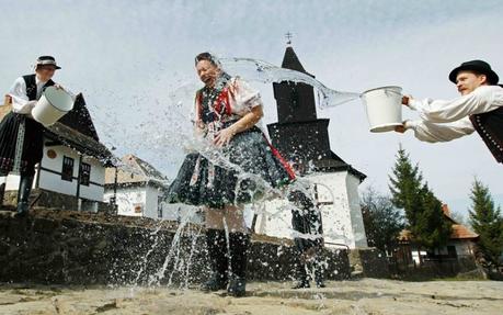 hungary-water_2179332k ▷ Comente 13 maneras en que la Pascua se celebra en todo el mundo con seis tradiciones fascinantes de Pascua en todo el mundo | Revista meridiana