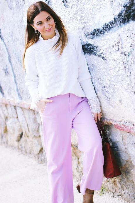 Como combinar unos pantalones lilas