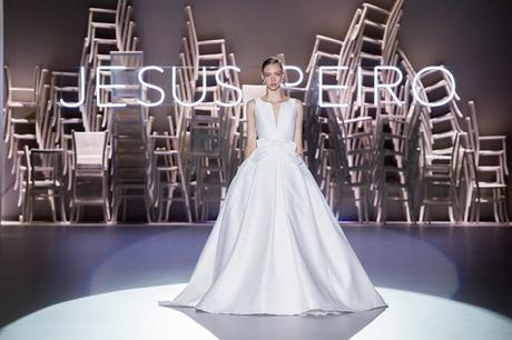 La Cala, flor blanca en forma de copa, es la inspiración de la colección de novias de Jesús Peiró 2020