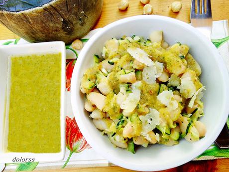 Alubias con calabacín y pesto de avellanas con tomate seco en aceite Alubias con calabacín y pesto de avellanas con tomate seco en aceite