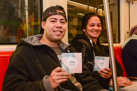 Santiago en 100 palabra regaló cientos de libros en Metro de Santiago