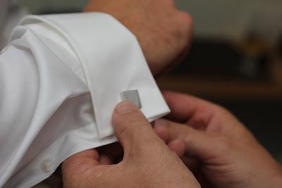 Ayudando al novio a ponerse los gemelos