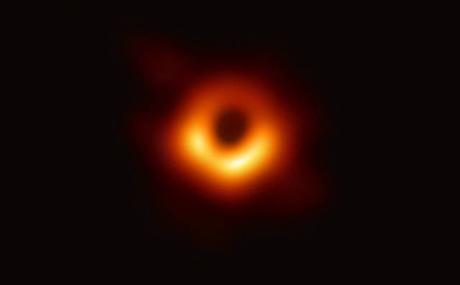 Primera imagen de un agujero negro, captada por el Telescopio Horizonte de Sucesos.