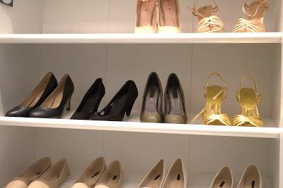 Zapatos ordenados en el estante de un vestidor