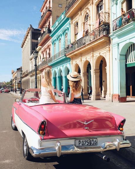 Friends-in-Classic-Car-in-Havana-Cuba-e1555930167701 ▷ Los mejores destinos para viajar en abril