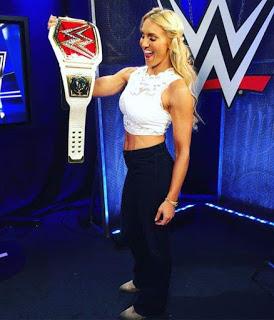 Charlotte flair  y Andrade  son una pareja en las buenas y en las malas