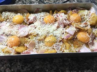 PATATAS CON HUEVOS Y BACON EN EL HORNO PATATAS CON HUEVOS Y BACON EN EL HORNO