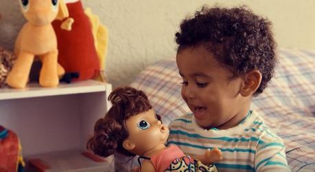 Este anuncio explica por qué los niños también deberían jugar con muñecas