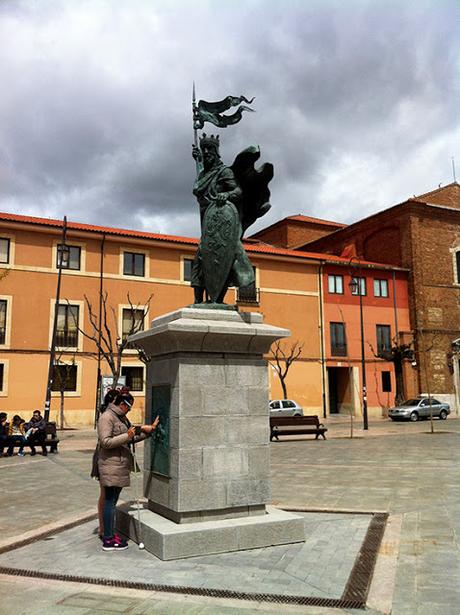 Estatua dedicada al rey Alfonso Fernández, en la plaza de Santo Martino, León.