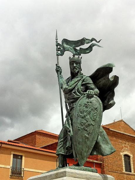 Estatua dedicada al rey Alfonso Fernández, en la plaza de Santo Martino, León.