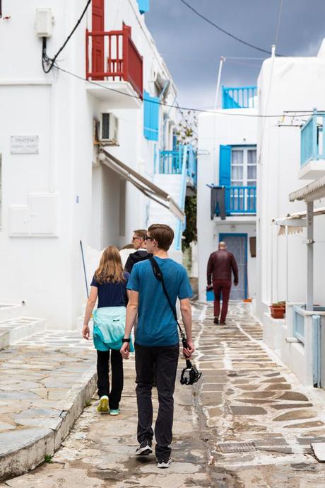 Walking-through-Mykonos.jpg.optimal ▷ 9 grandes cosas que hacer en Mykonos, Grecia