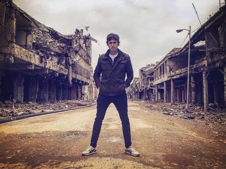 Periodista de CHV se llena de críticas por sacarse foto en lugar destruido por la guerra Periodista de CHV se llena de críticas por sacarse foto en lugar destruido por la guerra