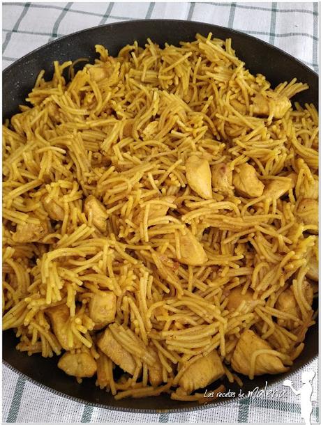 Polo con fideos y curry. Una receta rápida con un sabor intenso Polo con fideos y curry. Una receta rápida con un sabor intenso