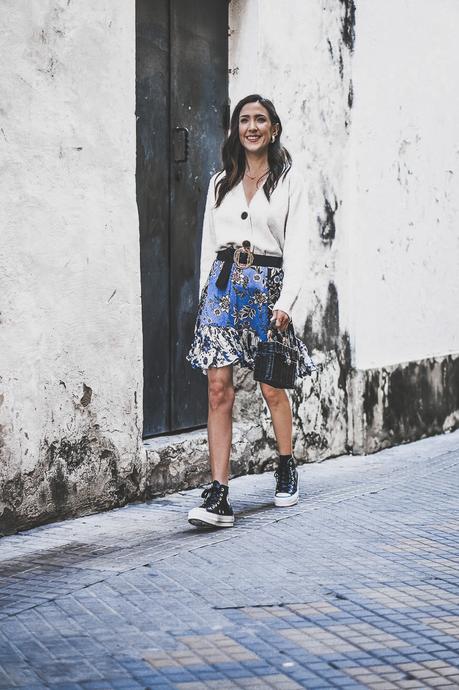 SPORTY CHIC: FALDA DE FLORES+CONVERSE ALL STAR