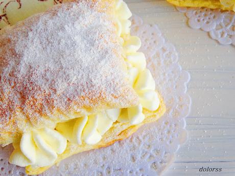 Pastelitos de hojaldre con nata