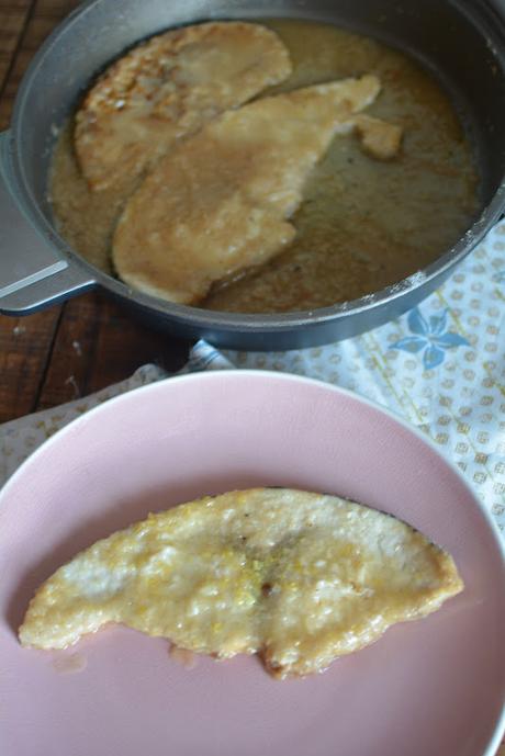 Emperador con salsa de limón Emperador con salsa de limón