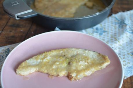 Emperador con salsa de limón Emperador con salsa de limón