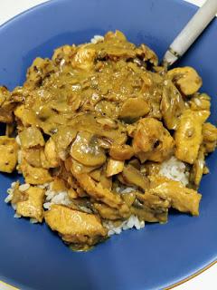 Pollo con champiñones y curry