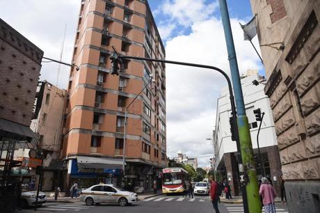 Inseguridad en Tucumán: la arrastraron 50 metros en microcentro para robarle la cartera