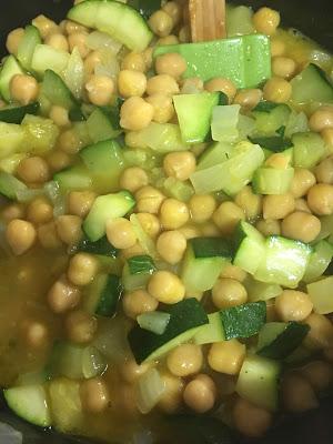 Curry De Garbanzos Con Calabacín Y Langostinos Curry De Garbanzos Con Calabacín Y Langostinos