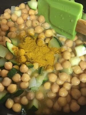 Curry De Garbanzos Con Calabacín Y Langostinos Curry De Garbanzos Con Calabacín Y Langostinos